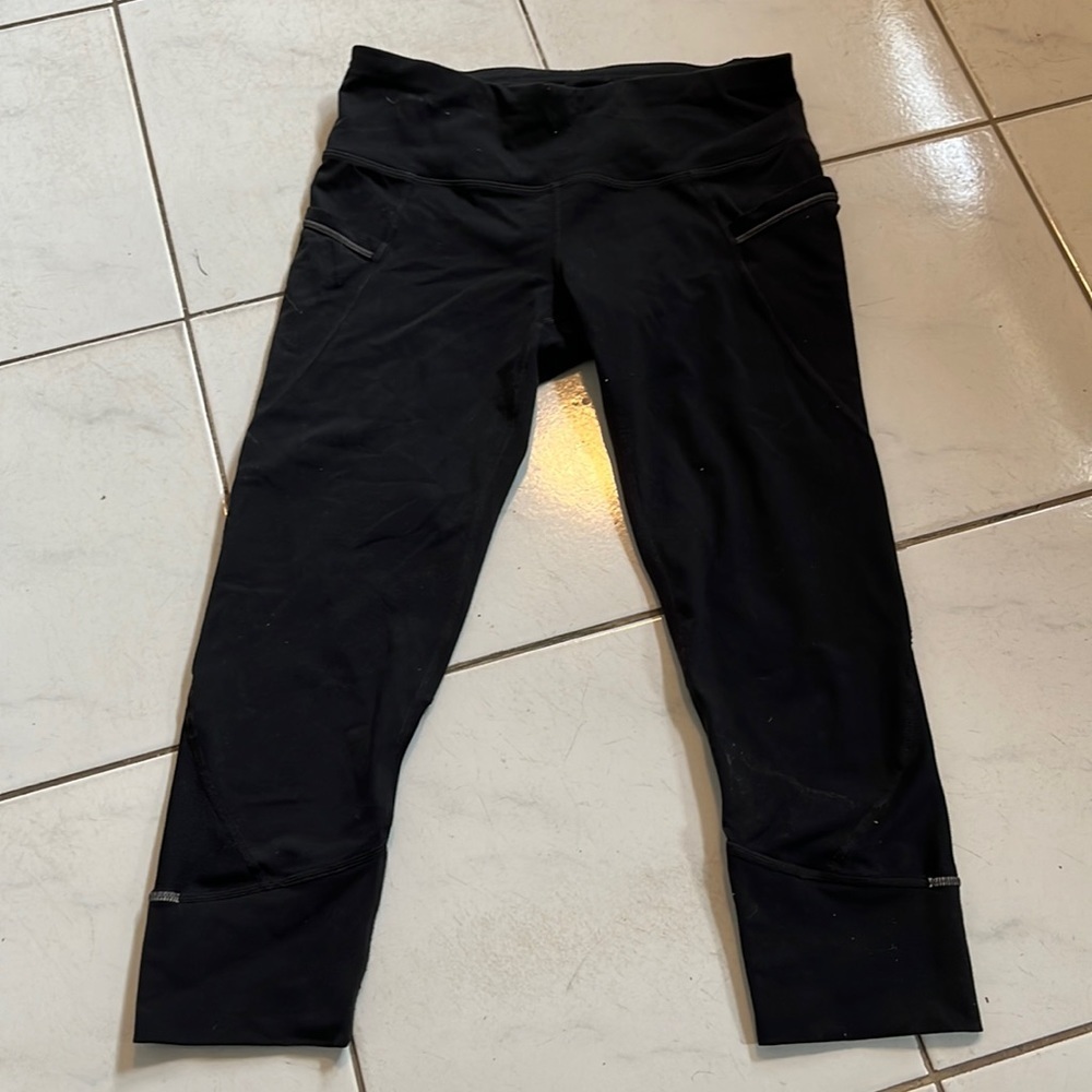 Athleta cropped black leggings with pockets